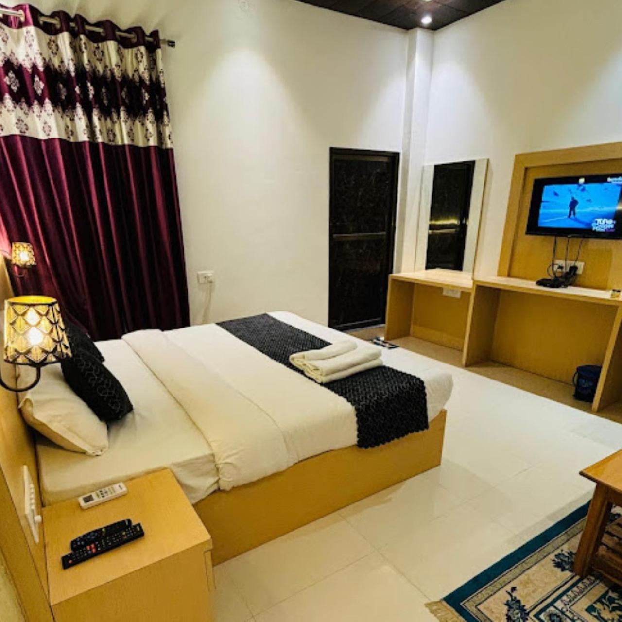 Hotel The Ramay Palace Ayodhya Ngoại thất bức ảnh